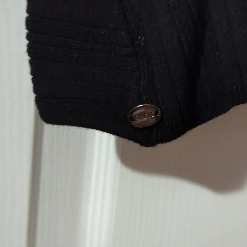 GUESS Ribbed V-Neck Low Back Sweater - Picture 4 of 5